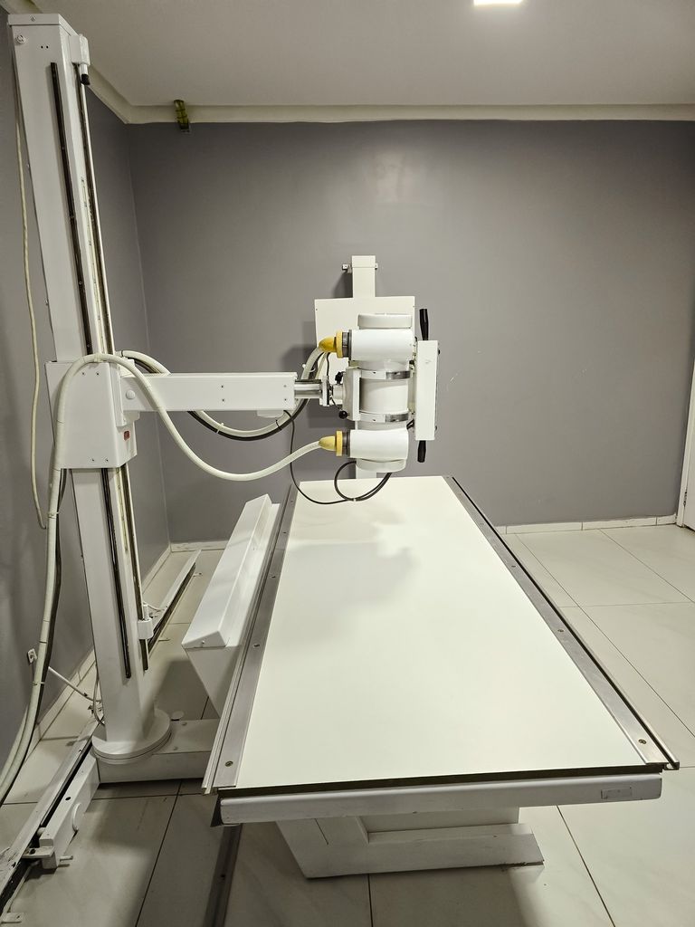 Aparelho de raio-X médico com o tubo sobre a mesa radiográfica